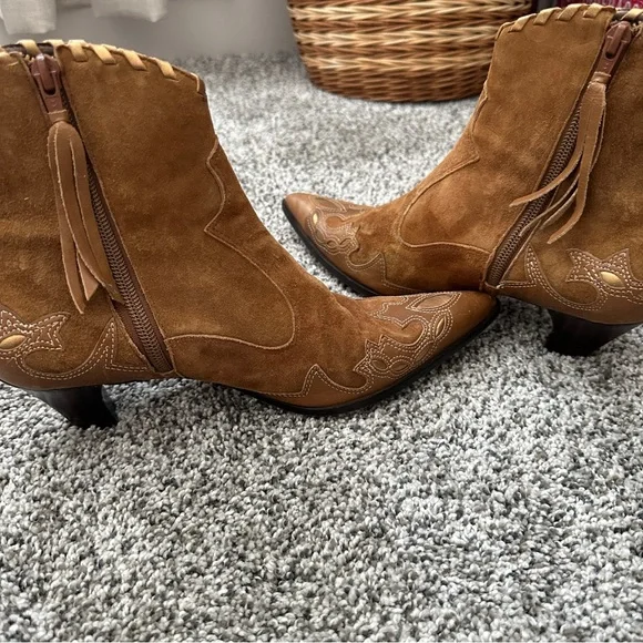 Antonio Melani leather/suede boho cowgirl ankle boots - Picture 4 of 6